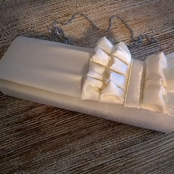Off white clutch - Picture 1 of 8